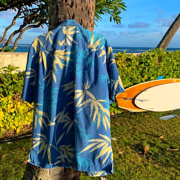🎉HOST PICK🎉 Vintage Tommy Bahama Silk Aloha Shirt - Small - Picture 3 of 7